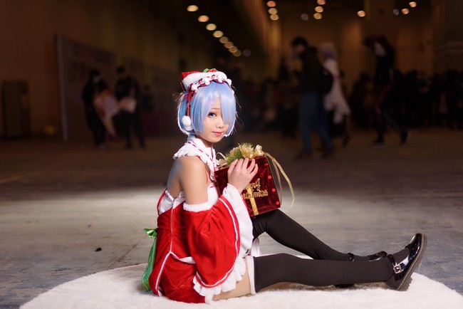 孩子，朝着向你举起的拳头大声说 “No!